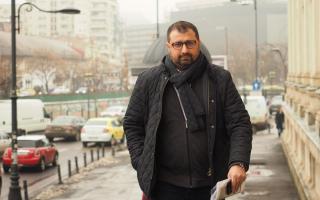 Ofițerul SRI îl „jumulea” de bani pe „Regele puilor” de la Crevedia. Judecătorul care l-a condamnat pe fugarul Daniel Dragomir, sancționat disciplinar de CSM și de Înalta Curte