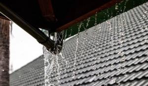 Apa de ploaie scursă de pe acoperiș, motiv de dispută între vecini. Legea pe care trebuie să o cunoască toți românii care stau la curte