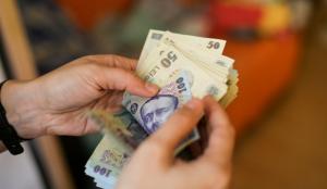 Câți bani vor primi românii în plus, în mână, după majorarea salariului minim