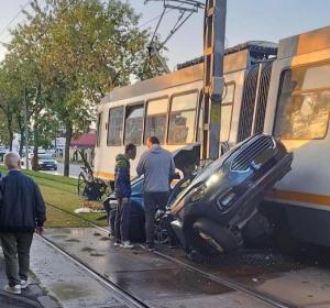 Mașină ruptă în două de tramvai, în București. Șoferul a murit. Surse: Pozitiv la DrugTest, vatmanul spune că urma un tratament