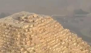 Câine filmat pe Marea Piramidă din Giza, în Egipt: Un parapantist l-a observat în vârful monumentului antic, în timpul zborului