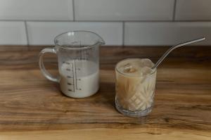 5 băuturi răcoritoare pe bază de cafea pentru această vară caniculară pe care le poți face acasă în mai puțin de 4 pași