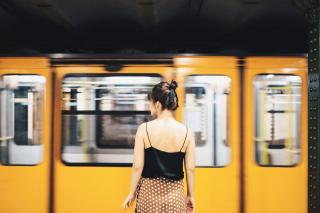Regula de aur a femeilor autentice și înțelepte: După bărbați și autobuz nu se alergă niciodată