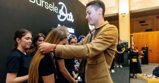 David Popovici și membri ai Lotului Național de Canotaj premiază 35 de tineri excepționali