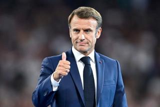 Apariție lui Emmanuel Macron a surprins internetul! Motivul pentru care a ales să poarte ochelari de soare