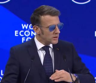 Cătălin Botezatu deslușește misterul ochelarilor de soare ai lui Macron la Davos