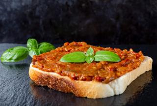 Zacuscă de post cu ardei copți: rețetă românească gustoasă, pentru borcane și pentru zilele aglomerate