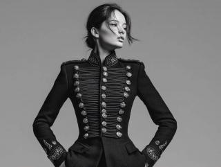 Jachetele de inspirație militară revin în forță și sunt piesa vestimentară care nu trebuie să-ți lipsească din dulap!