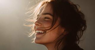 Femeile singure sunt mai fericite decât bărbații singuri. Iată de ce!