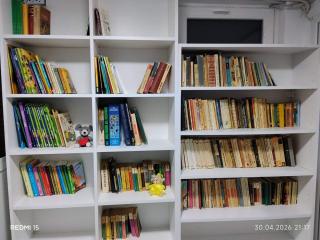 SE POATE ȘI LA NOI! O femeie din București a deschis o bibliotecă în scara blocului. Vecinii  împrumută cărți de la ea