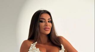 Elena Ionescu, îndrăgostită nebunește de un fotbalist cu 13 ani mai tânăr. Imagini intime la piscină cu iubitul și fiul ei