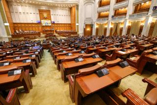 Peste 102.000 de români cer legalizarea parteneriatului civil. Petiția a ajuns în Parlament