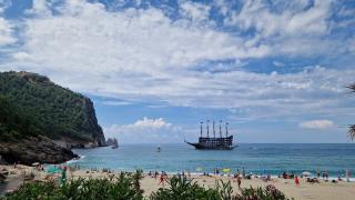 Un castel deasupra mării, plaje superbe și seri nesfârșite: farmecul orașului Alanya