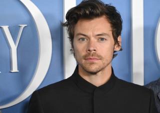 Harry Styles, incident dramatic pe scenă la Wembley. Artistul s-a înecat cu apă în timpul unui concert