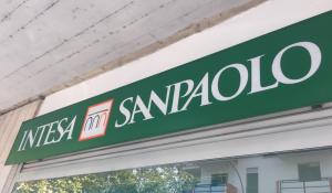 BREAKING: O nouă fuziune bancară pe piața din România - Intesa Sanpaolo a finalizat achiziția First Bank. Activele totale depășesc 3 miliarde de euro