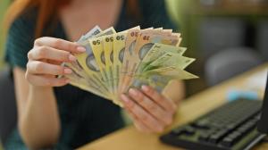 România trece oficial la salariul minim european. Ce este și cum se calculează acesta