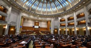 BREAKING NEWS | Incendiu la Parlament după ce o persoană necunoscută a aruncat cu benzină la intrare