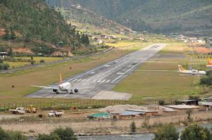 Aeroportul pe care doar 50 de piloți reușesc să aterizeze: ce îl face să fie unic