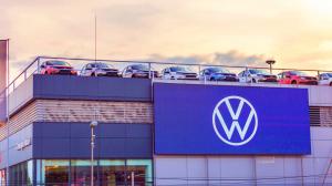 Închideri de fabrici în lumea auto: Volkswagen, gata să pună lacătul pe trei uzine din Germania