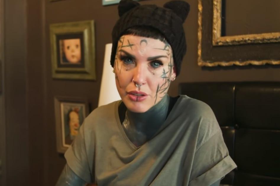 Femeia Care Vrea S i Tatueze Tot Corpul Pentru A i distruge Femeia Care Vrea S i Tatueze Tot Corpul Pentru A i distruge