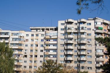 Ce a putut să își facă la geamul apartamentului un român din cartierul Drumul Taberei, din București: Așa e când nu ai babe”